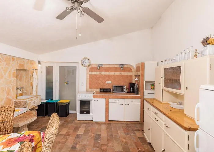 Four-bedroom In Hébergement de vacances Vodnjan